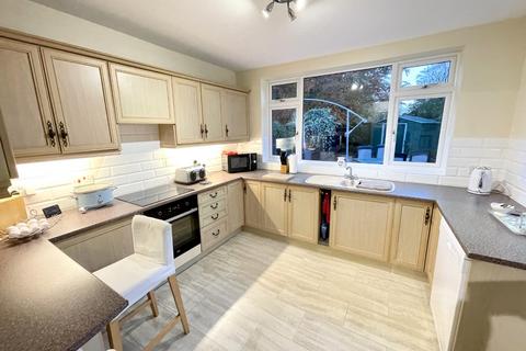3 bedroom semi-detached bungalow for sale, Challney Close, Luton, Bedfordshire, LU4 9TF