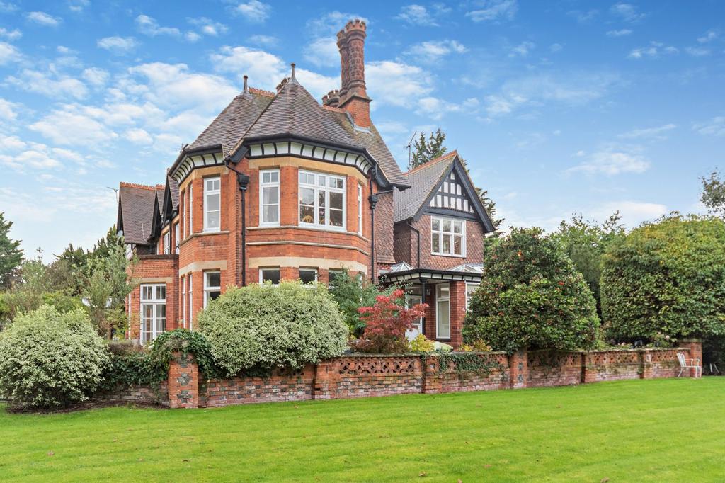 The Friary, Old Windsor, Windsor, Berkshire 3 bed flat for sale £640,000