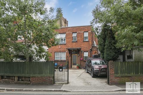 4 bedroom end of terrace house for sale, Craven Park, London NW10