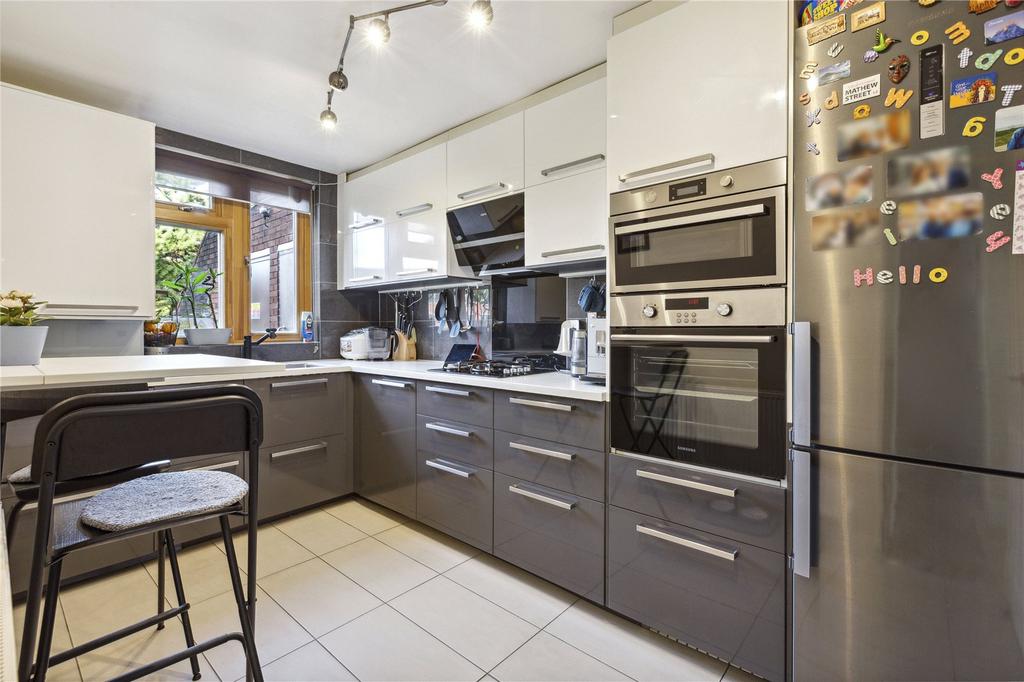 Wildwood Close, Lee, SE12 2 bed apartment for sale £325,000