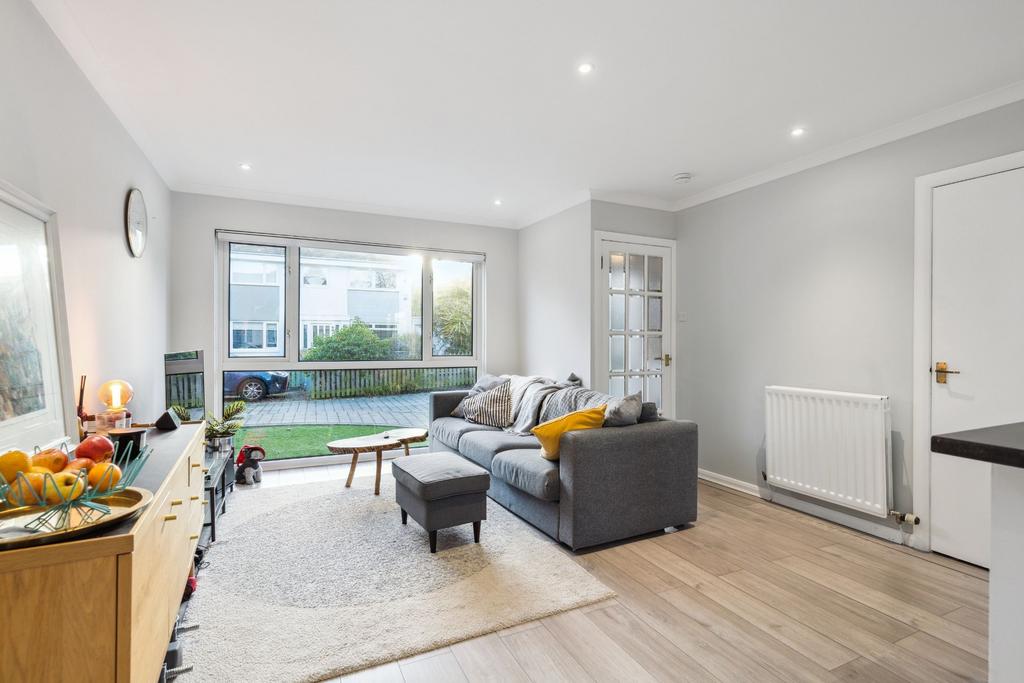 Craiglockhart Terrace, Craiglockhart, Edinburgh, EH14 1AJ 3 bed end of
