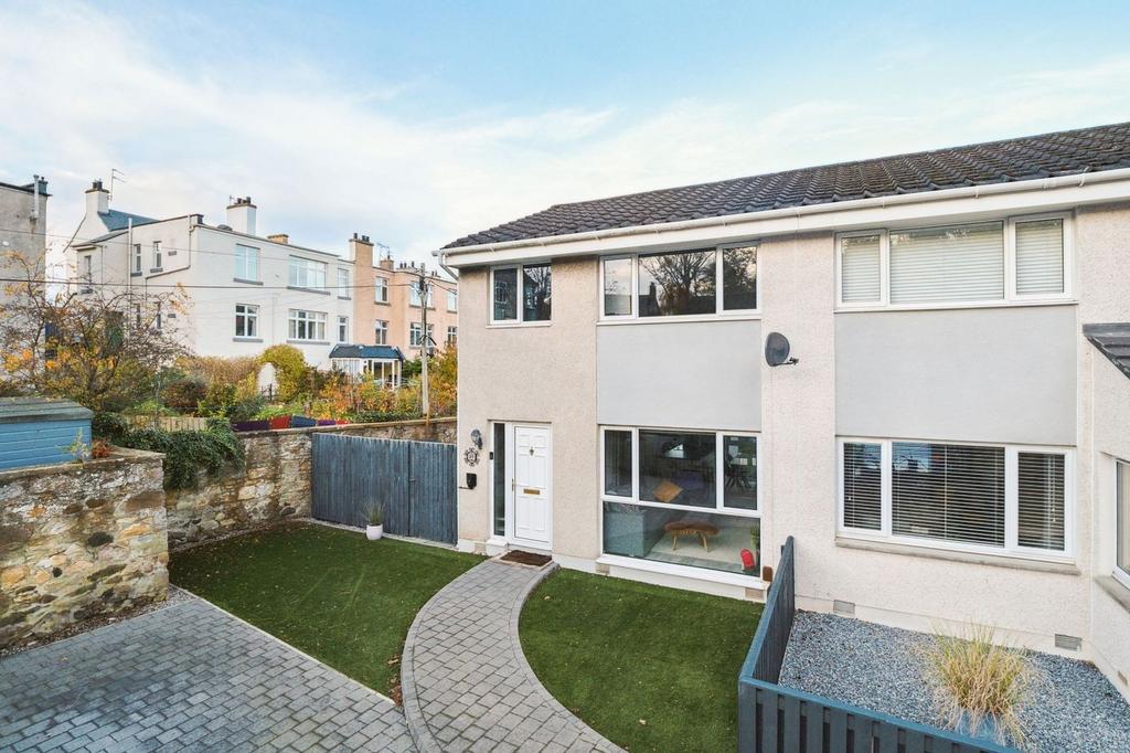 Craiglockhart Terrace, Craiglockhart, Edinburgh, EH14 1AJ 3 bed end of