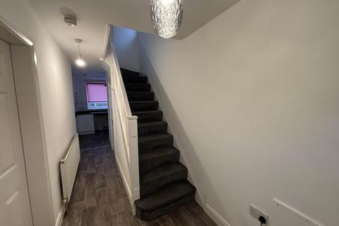 3 bedroom semi-detached house to rent, Oldfield Road, Prestwich