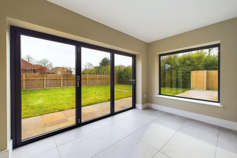 4 bedroom detached house for sale, Naphill Common