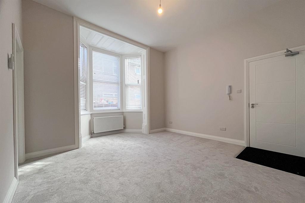 Southbourne Studio to rent £850 pcm (£196 pw)