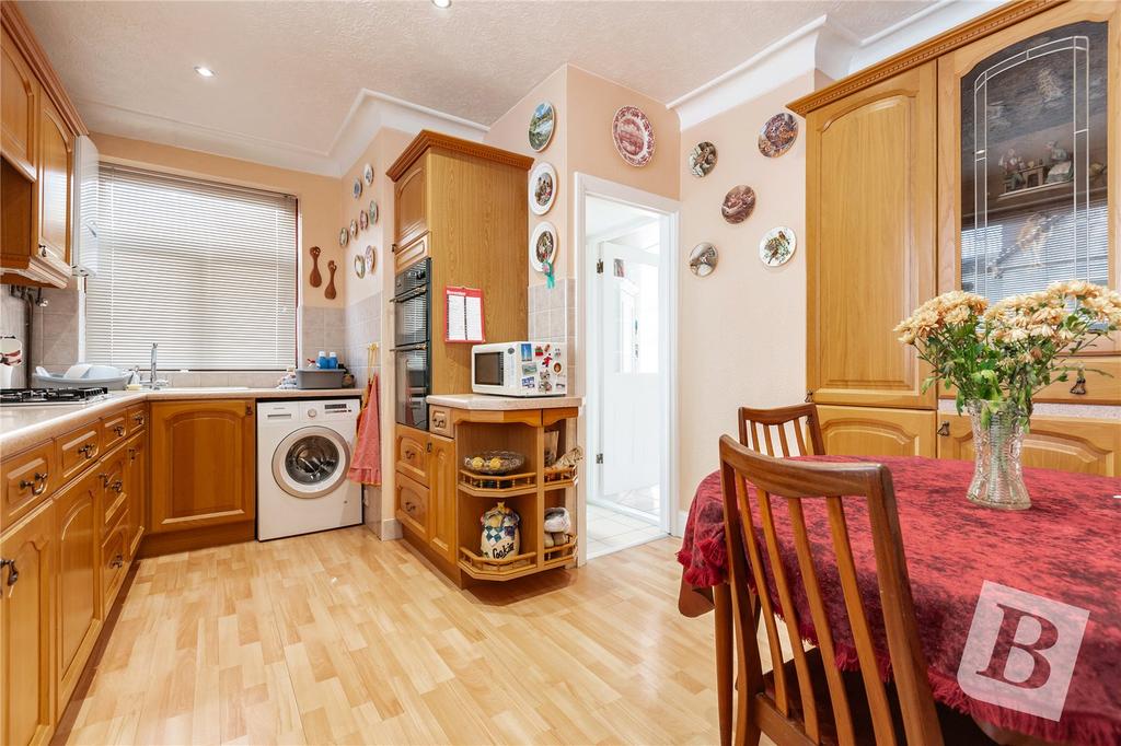 Bruce Avenue, Hornchurch, RM12 2 bed bungalow £400,000