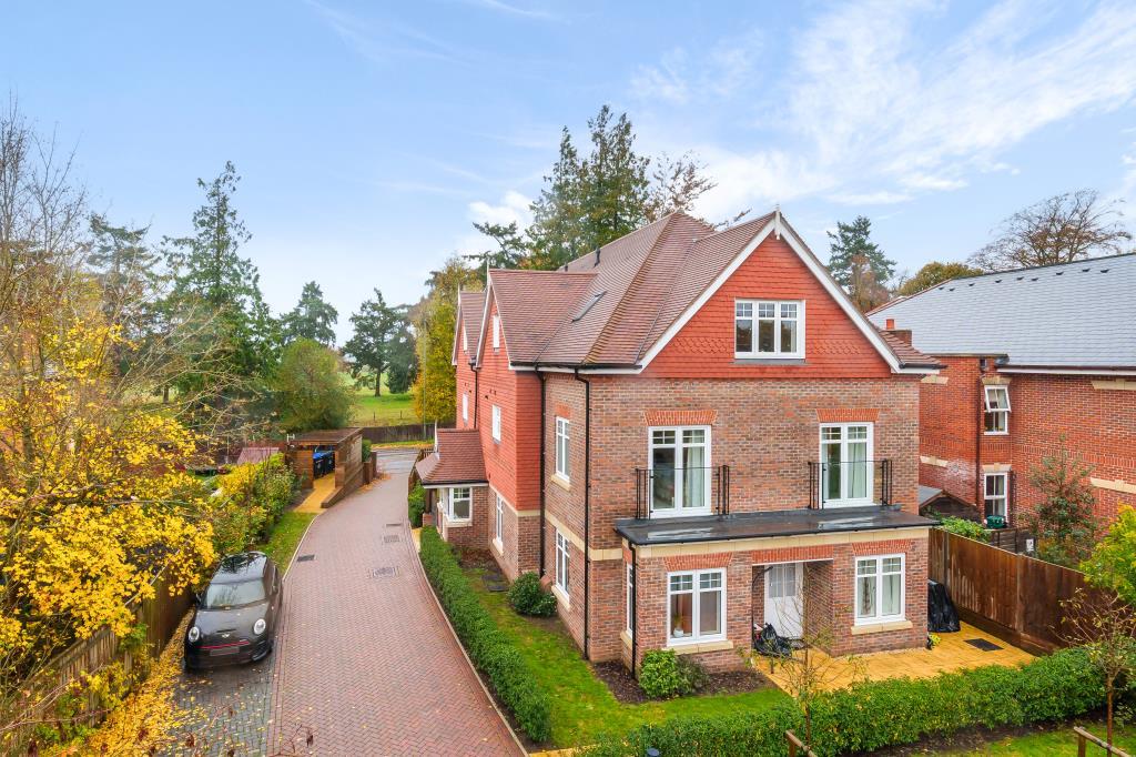 Bagshot, Surrey, GU19 1 bed flat for sale £270,000
