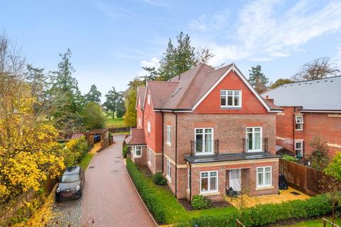 Flat 4, 5 Cricketers Close, Bagshot, GU19 5FJ