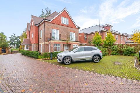 Flat 4, 5 Cricketers Close, Bagshot, GU19 5FJ