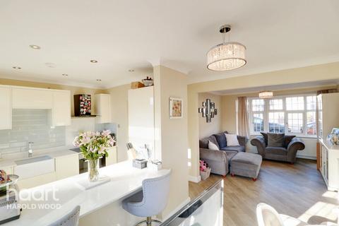 6 Mount Avenue, Romford, RM3 0DE
