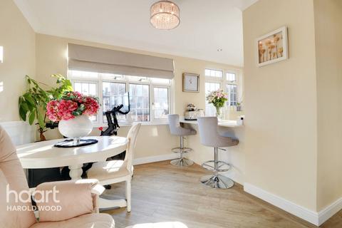 6 Mount Avenue, Romford, RM3 0DE
