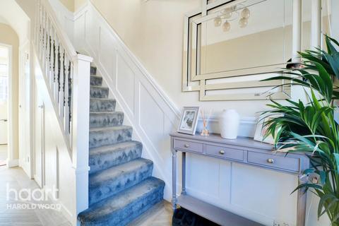 6 Mount Avenue, Romford, RM3 0DE