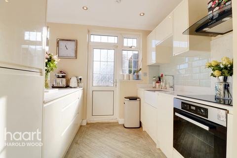 6 Mount Avenue, Romford, RM3 0DE
