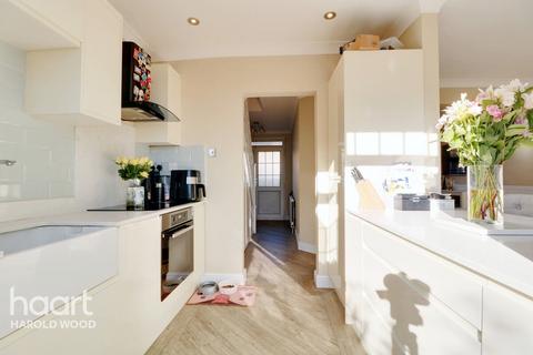 6 Mount Avenue, Romford, RM3 0DE