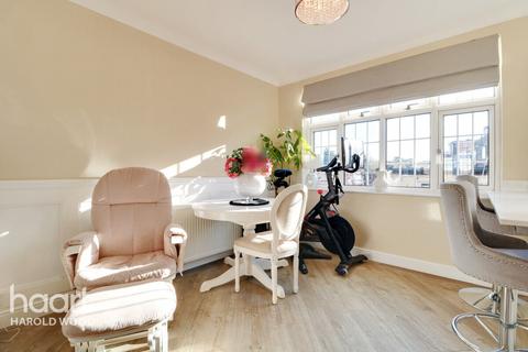 6 Mount Avenue, Romford, RM3 0DE