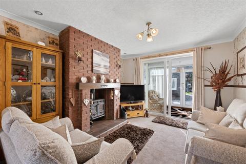 3 bedroom semi-detached house for sale, Stoneyford Road, Sutton-in-ashfield, Nottinghamshire, NG17 2DR