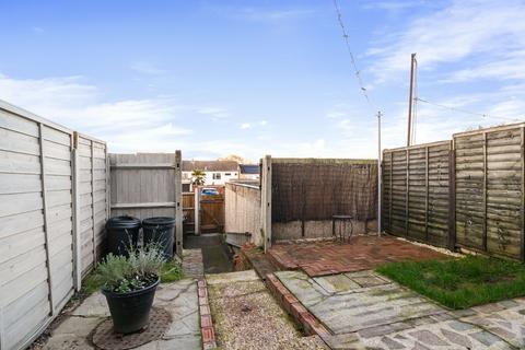 27 Mackenzie Way, Gravesend, DA12 5UH