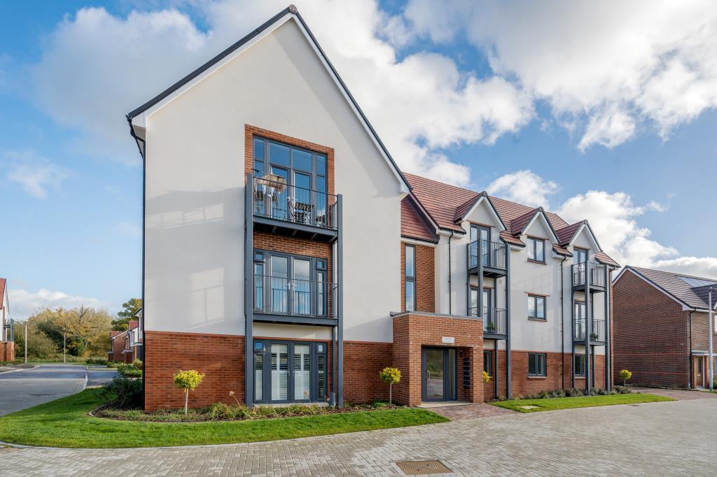 Quiller Avenue, Arborfield Green, RG2 2 bed apartment - £1,500 pcm (£ ...