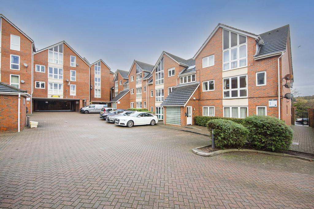 Claremont Court, Tunbridge Wells 2 bed apartment for sale £230,000