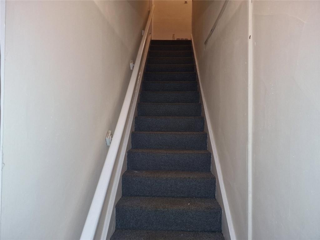 Church Lane, Thornhill, Dewsbury... 1 bed apartment £595 pcm (£137 pw)