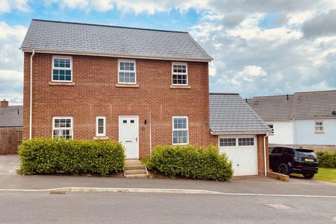 65 Tarka Way, Crediton, EX17 3FF