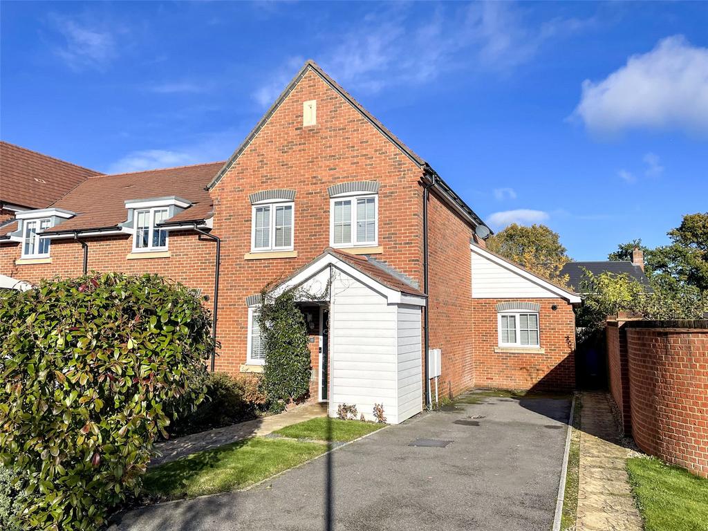 Hartley Wintney, Hook RG27 3 bed house for sale £495,000