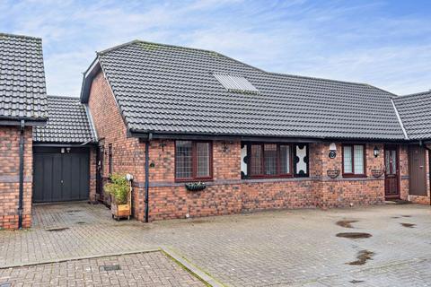 2 bedroom bungalow for sale - The Mews, Tarporley