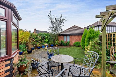 2 bedroom bungalow for sale - The Mews, Tarporley