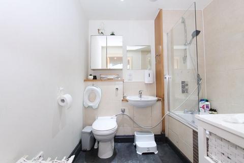 Flat 10, Didcot House Chantry Close, West Drayton, UB7 7FT
