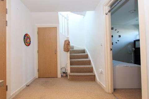 Flat 10, Didcot House Chantry Close, West Drayton, UB7 7FT