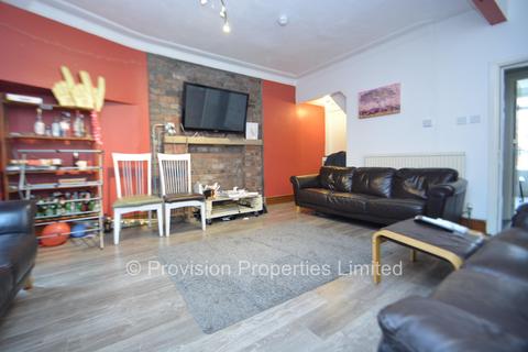 8 bedroom terraced house to rent, Manor Drive, Hyde Park LS6