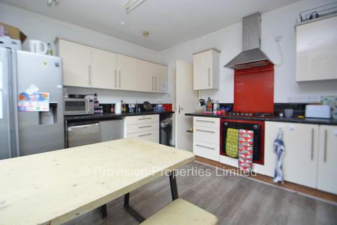 8 bedroom terraced house to rent, Manor Drive, Hyde Park LS6