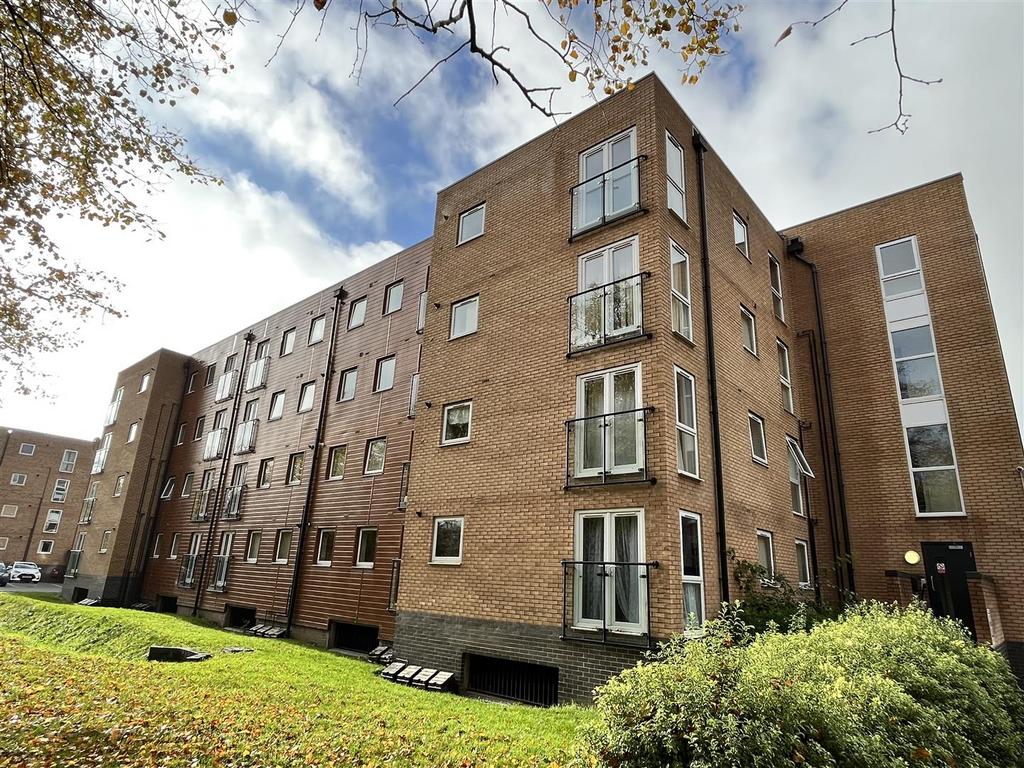 Pavilion Close, Leicester 2 bed house £975 pcm (£225 pw)