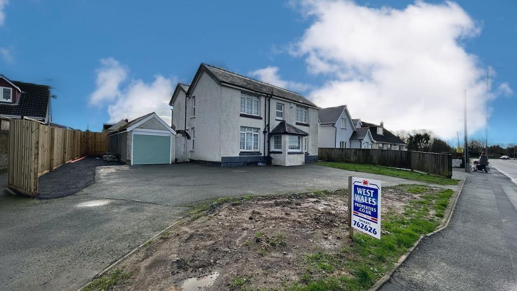 Haverfordwest 4 bed detached house for sale £400,000