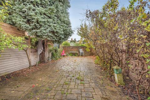 10 Brockenhurst Road, Ascot, SL5 9DL