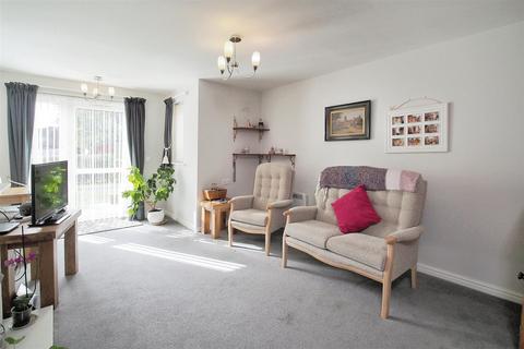 1 bedroom apartment for sale, Farringford Court, Avenue Road, Lymington, Hampshire, SO41 9PA