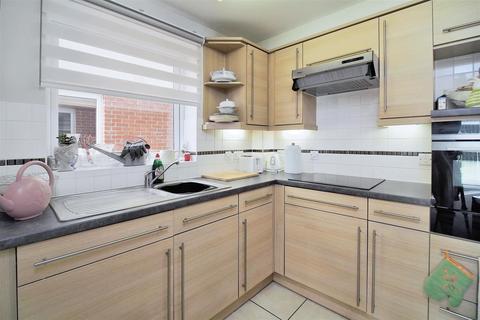 1 bedroom apartment for sale, Farringford Court, Avenue Road, Lymington, Hampshire, SO41 9PA