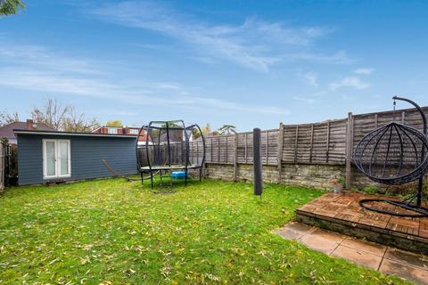 71 Mortimer Crescent, Worcester Park, KT4 7QN
