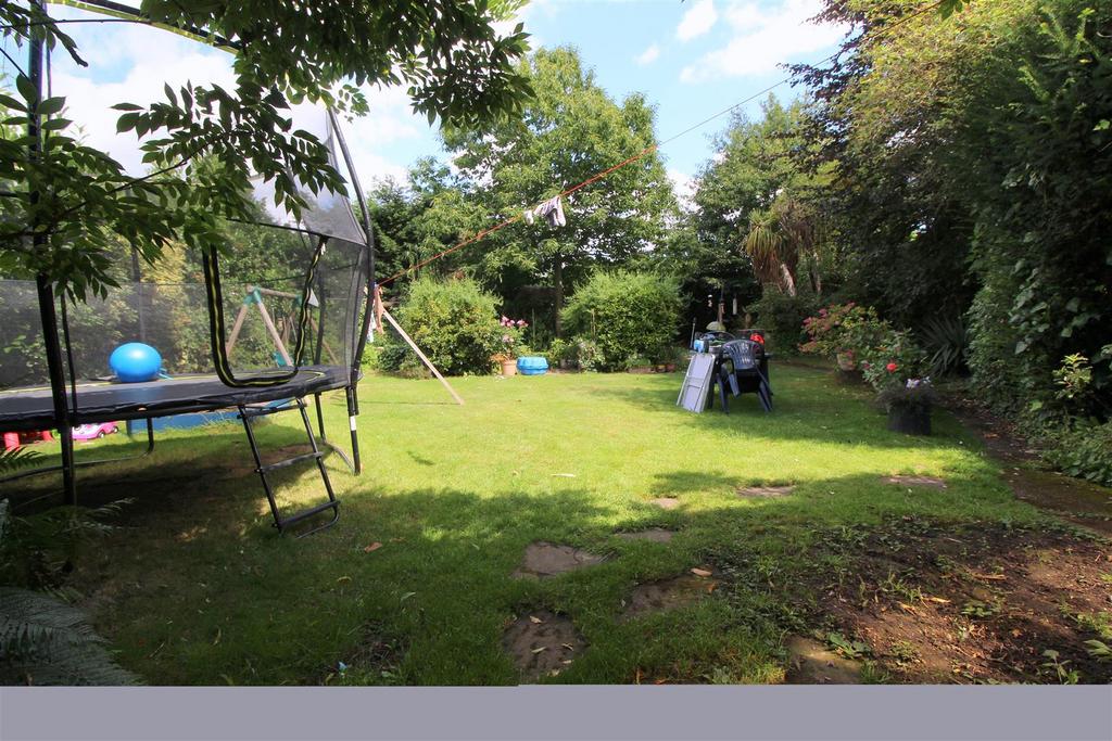 East Hill, Woking 3 bed semidetached house for sale £650,000