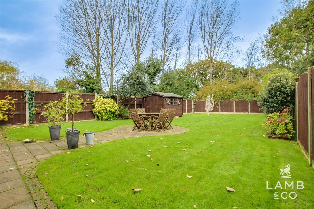 Dunthorpe Road, ClactonOnSea CO16 4 bed detached house for sale £