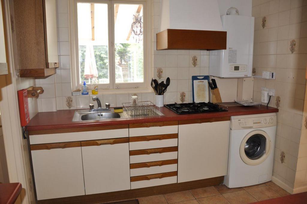 St James Road, Chichester 6 bed house £3,000 pcm (£692 pw)