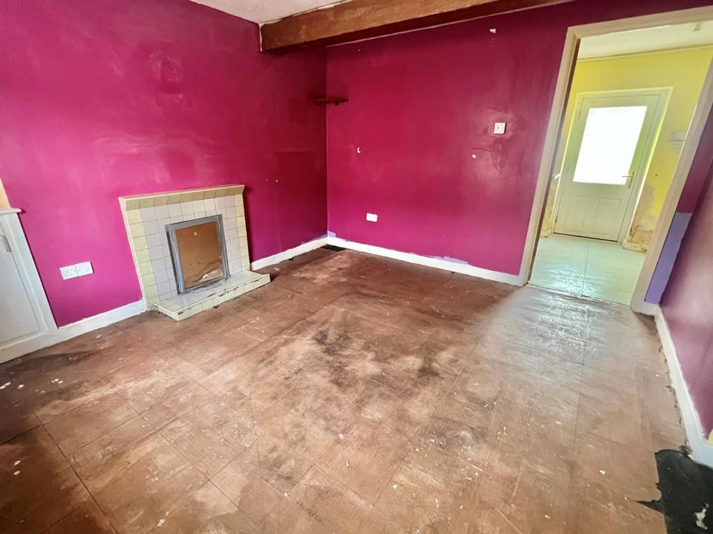 Tynewydd Row, Ogmore Vale, Bridgend County Borough, CF32 7EH 2 bed end