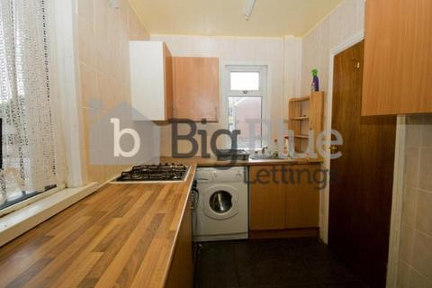 3 bedroom terraced house to rent, 36 Hessle Avenue, Hyde Park, Leeds LS6