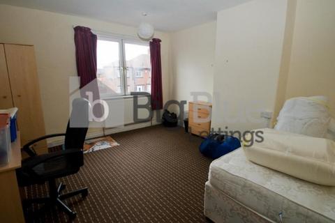 3 bedroom terraced house to rent, 36 Hessle Avenue, Hyde Park, Leeds LS6