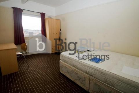 3 bedroom terraced house to rent, 36 Hessle Avenue, Hyde Park, Leeds LS6