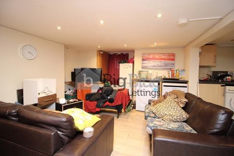 4 bedroom terraced house to rent, 33 Royal Park Avenue, Hyde Park, Leeds LS6