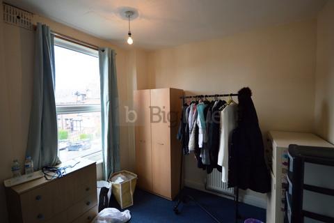 4 bedroom terraced house to rent, 26 Royal Park Grove, Hyde Park, Leeds LS6