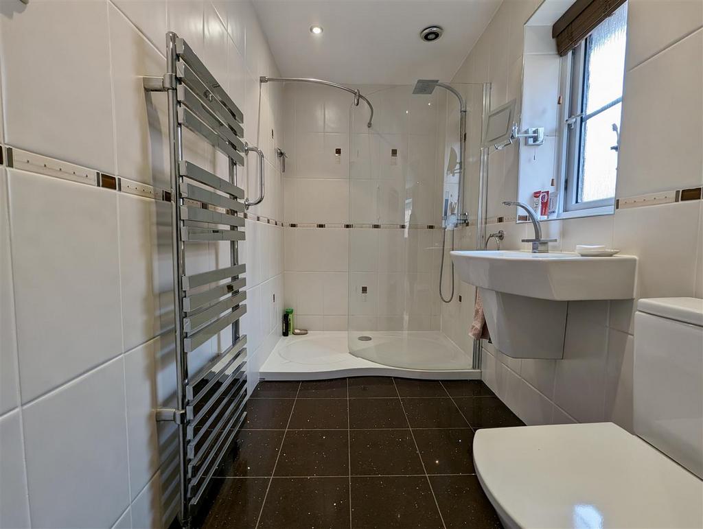 En suite shower room/wc