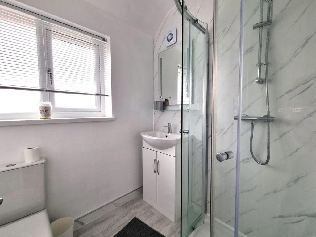 SHOWER ROOM.jpg