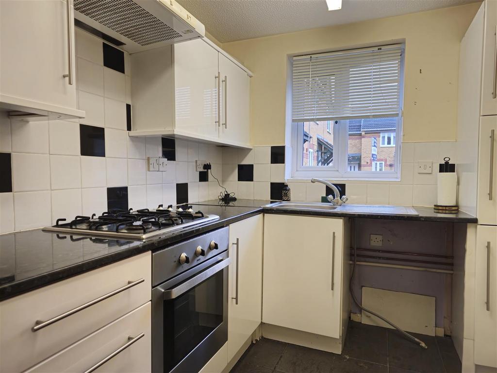 Richardson Drive, Stourbridge 2 bed end of terrace house £795 pcm (£183 pw)